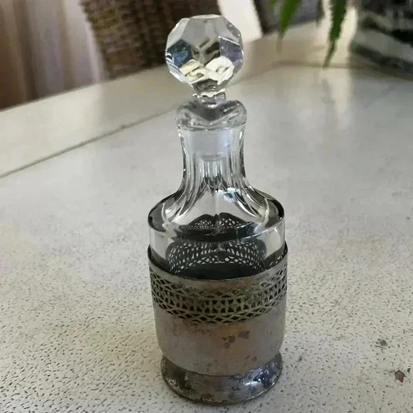 Vintage glass cruet pitcher with silver decor - Picture 6 of 8